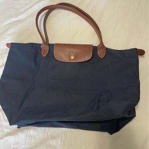Authentic Longchamp Le Pliage original M tote bag in navy blue.